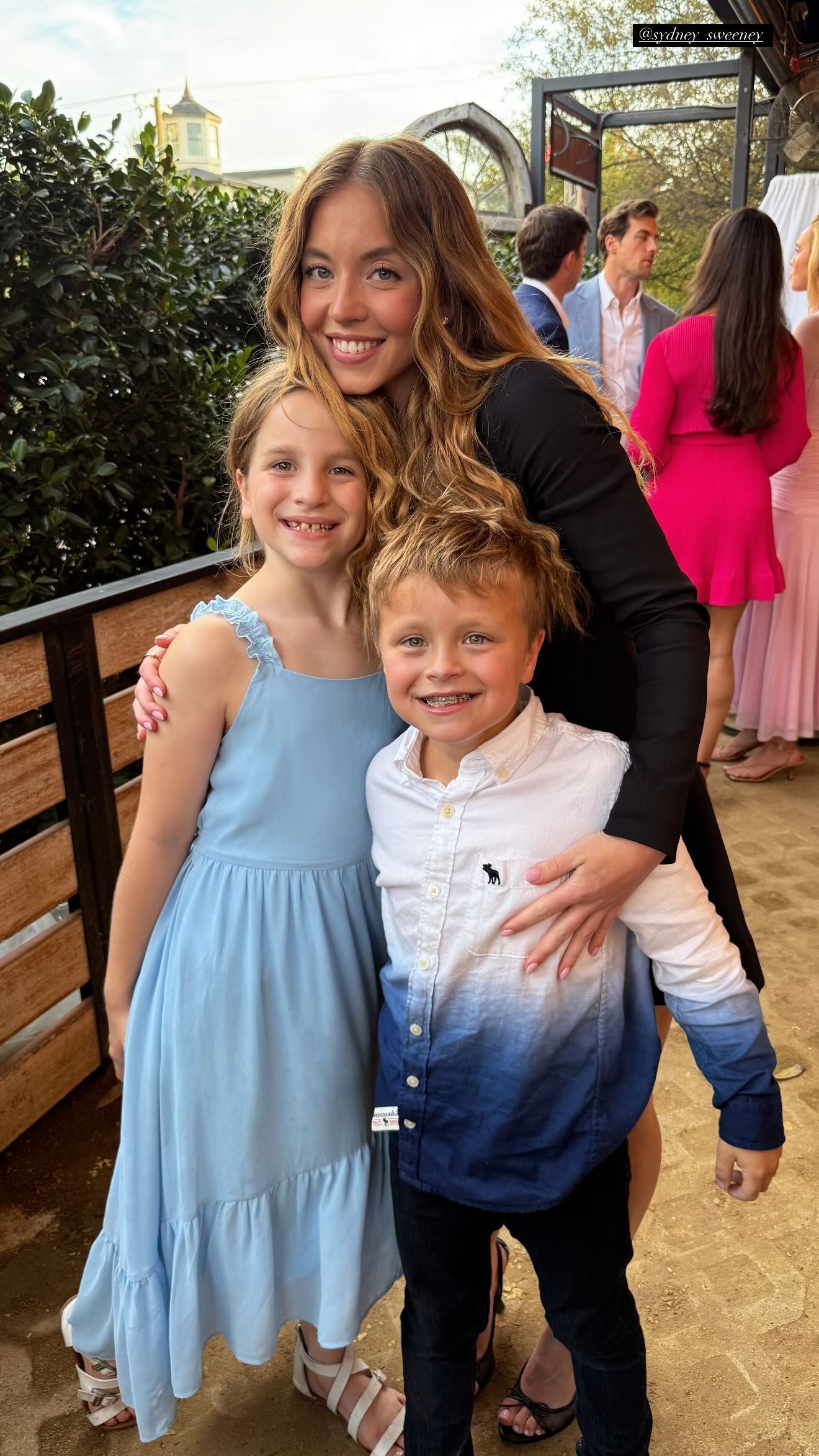 Sydney Sweeney e os dois sobrinhos de Glen Powell • Reprodução/Lauren Powell