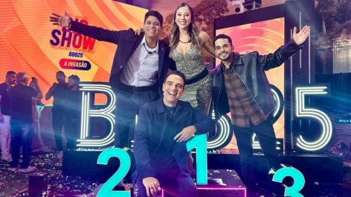 Tadeu Schmidt posa ao lado de finalistas após Renata se consagrar campeã do BBB 25