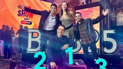 Tadeu Schmidt posa ao lado de finalistas após Renata se consagrar campeã do BBB 25