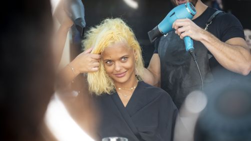Thainá Duarte descoloriu o cabelo para viver Geni em "Geni e o Zepelim", de Anna Muylaert