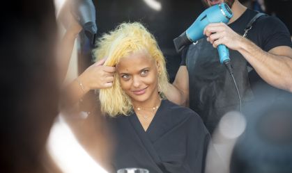 Thainá Duarte muda visual para viver Geni em novo filme de Anna Muylaert