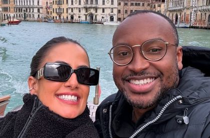 Thiaguinho e Carol Peixinho fazem selfie durante viagem