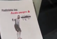 Corintianos colam adesivos com provocação ao Palmeiras em estádio do rival