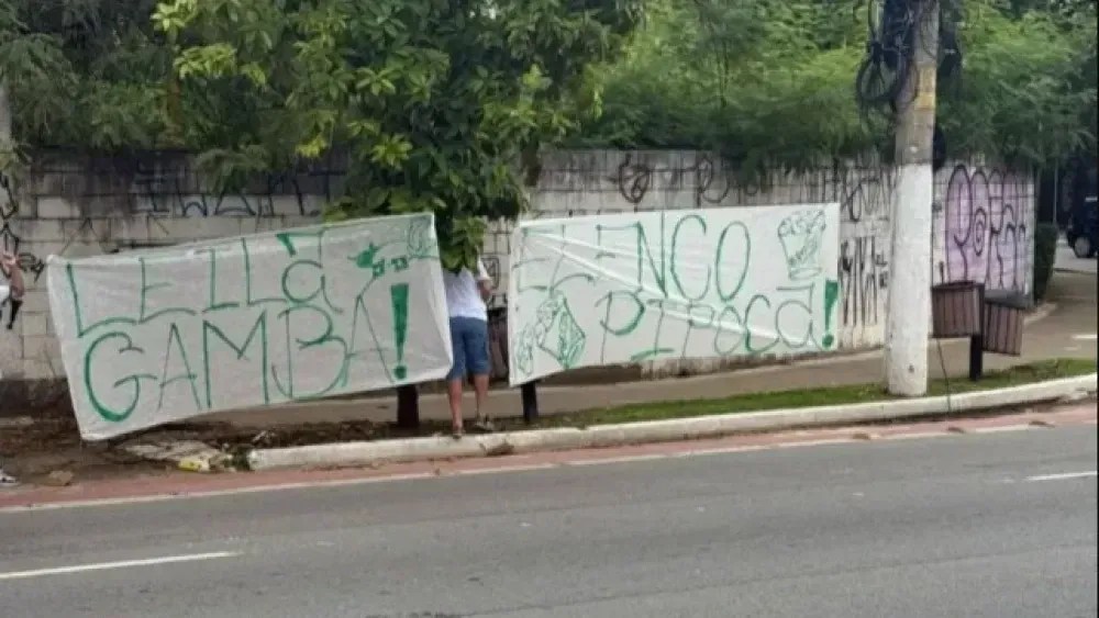 Torcedores do palmeiras protestaram em frente ao CT