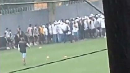 Torcedores do Santos invadem CT Rei Pelé