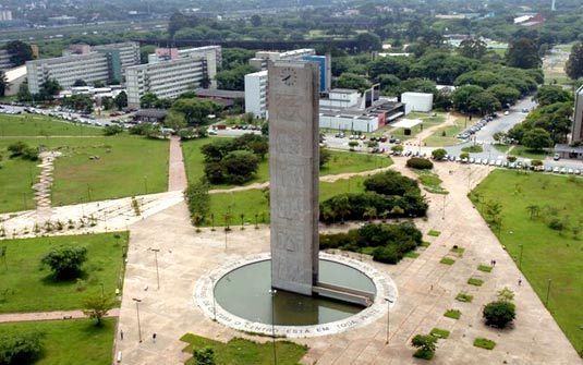 Feira gratuita da USP traz novidades em cursos e projetos IA; saiba mais