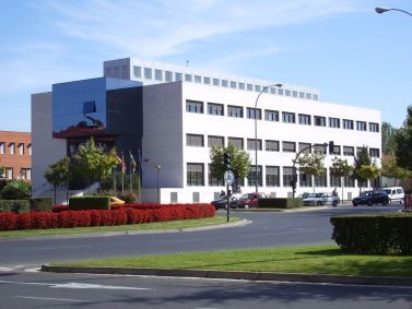 Fachada da Universidade de La Rioja, na Espanha. O prédio é branco.