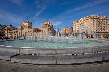 Prédios em Valladolid. Há uma fonte de água em frente às construções