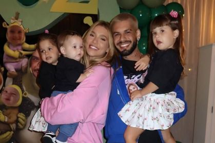 Virginia, Zé Felipe e os três filhos do casal comemorando o aniversário da influenciadora