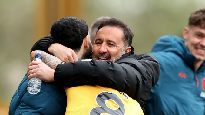 Vitor Pereira comemorando vitória por 4 a 2 sobre o Tottenham