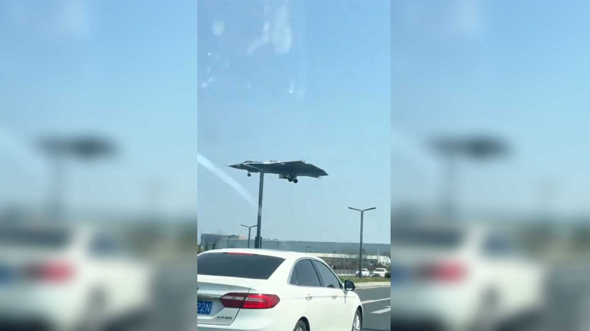 Uma aeronave que se acredita ser o novo caça J-36 da China é vista voando sobre uma rodovia perto da pista do Chengdu Aircraft Industry Group.