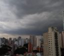 Chuva forte faz Defesa Civil disparar alerta severo em São Paulo