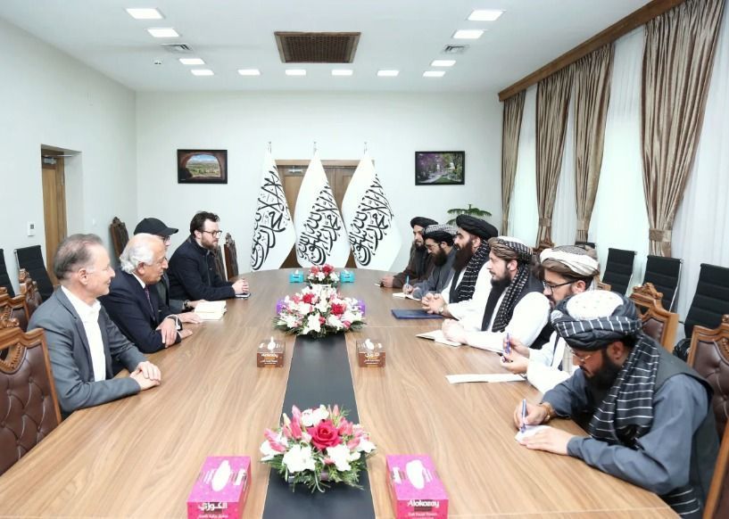 Oficiais do Talibã realizam reunião rara com oficiais dos EUA.