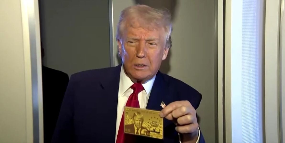 Trump segurando gold card.