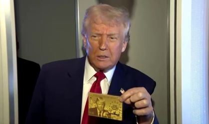 Trump apresenta "gold card" que vale US$ 5 milhões e dá cidadania americana