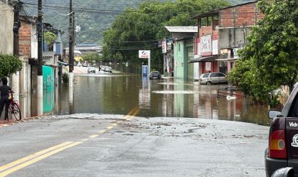 Chuvas devem diminuir em SP, mas litoral norte segue em alerta
