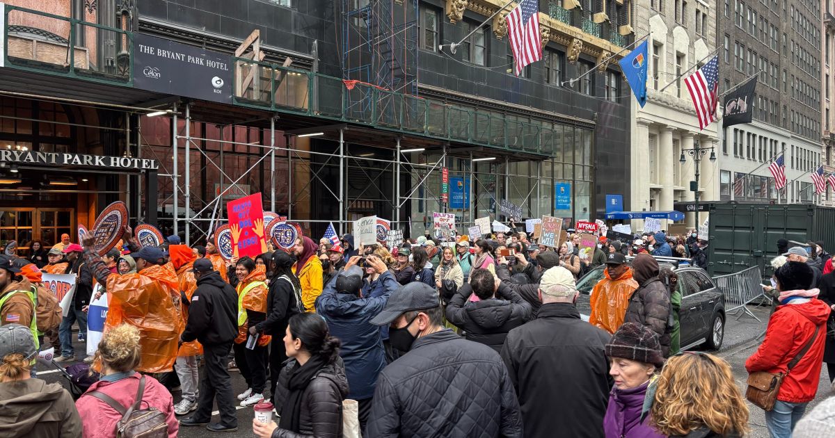 Manifestantes protestam contra Trump nos Estados Unidos e Europa | CNN ...