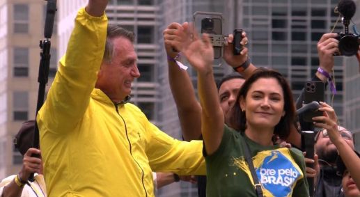 Jair e Michelle Bolsonaro participam de manifestação pela anistia na Avenida Paulista neste domingo (6)