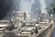 Veja momento em que caminhão explode e incendeia carros em rodovia de SC