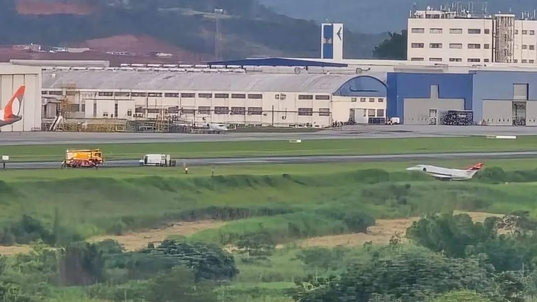Avião da FAB foi parar no gramado após pouso em São José dos Campos (SP)