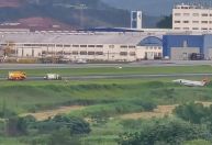 Avião da FAB sai da pista ao pousar no interior de SP
