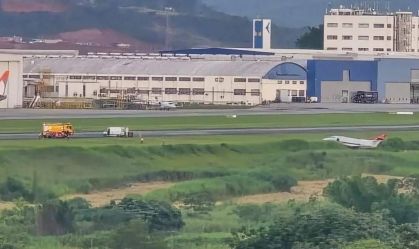 Avião da FAB foi parar no gramado após pouso em São José dos Campos (SP)
