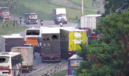Colisão entre três veículos interdita parte da rodovia Anhanguera, em SP 