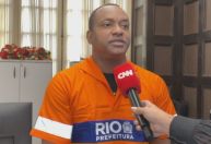 Gari que resgatou bebê do lixo recebe homenagem no Rio