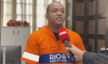 Samuel Santos, um dos garis que ajudou a encontrar, tem desejo de adotar a criança
