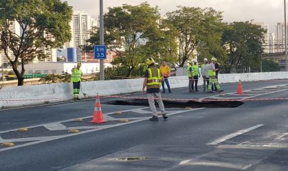 Cratera na Marginal: obra será finalizada nesta segunda (14), diz Sabesp