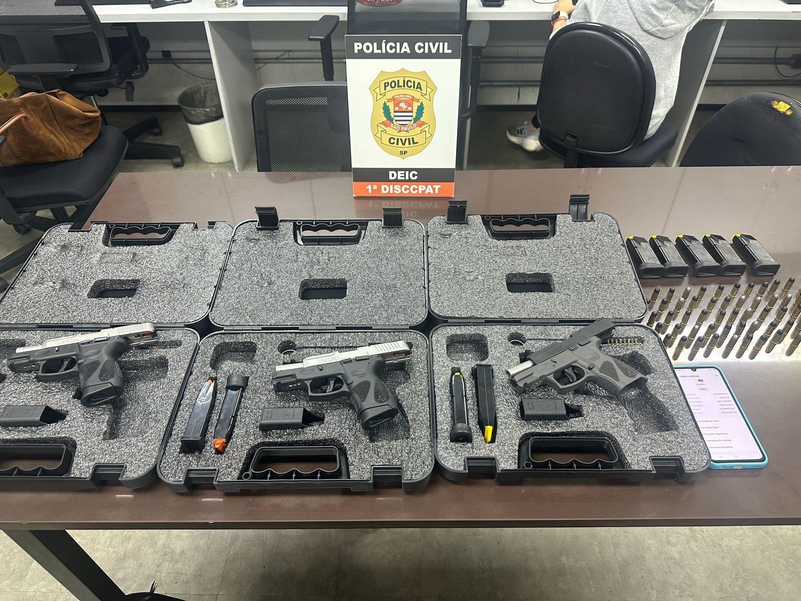 Imagem de destaque do post: Homem que vendia armas por aplicativo de mensagens é preso em SP