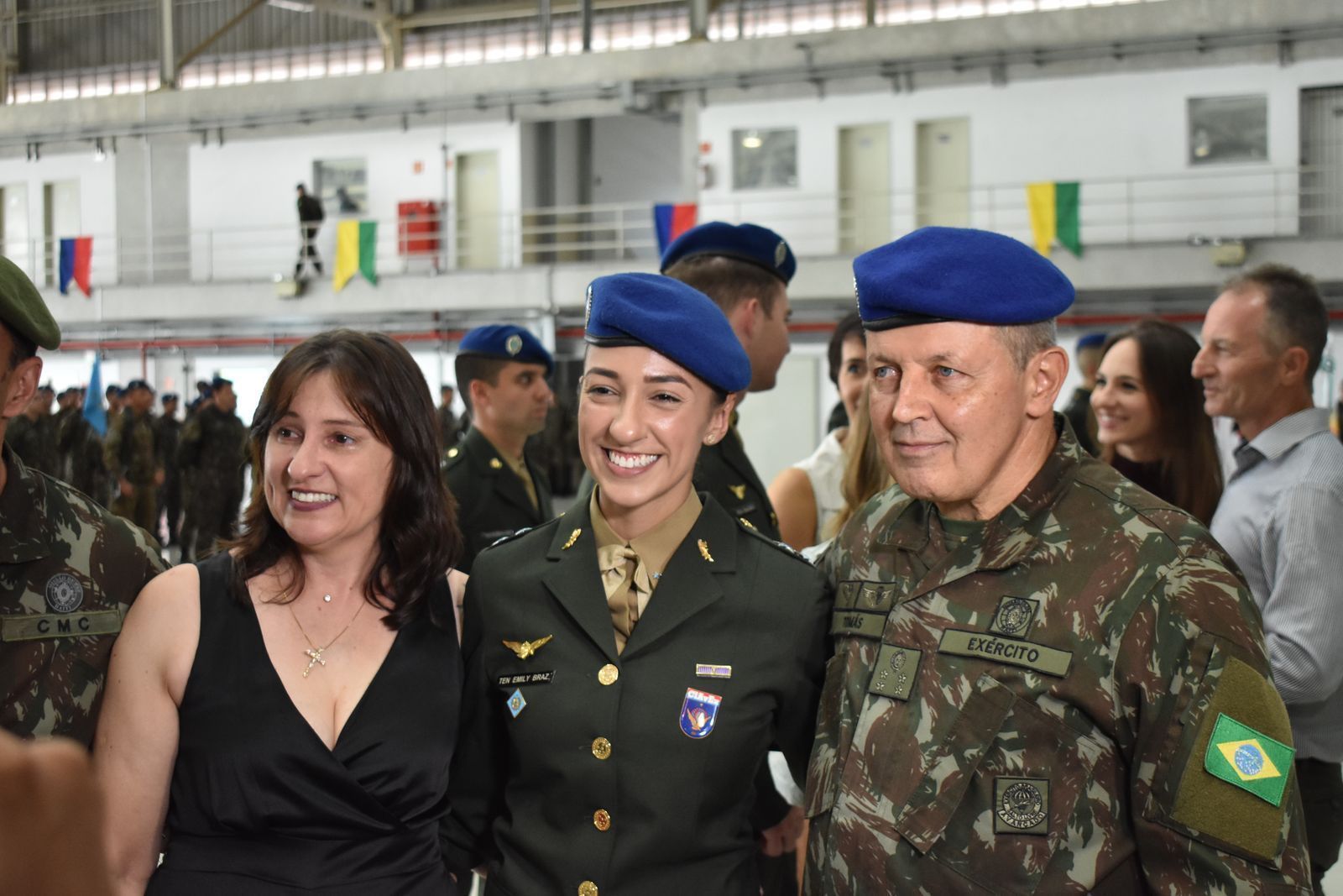 Exército forma primeira mulher piloto da história