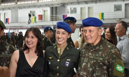 Exército forma primeira mulher piloto da história da corporação