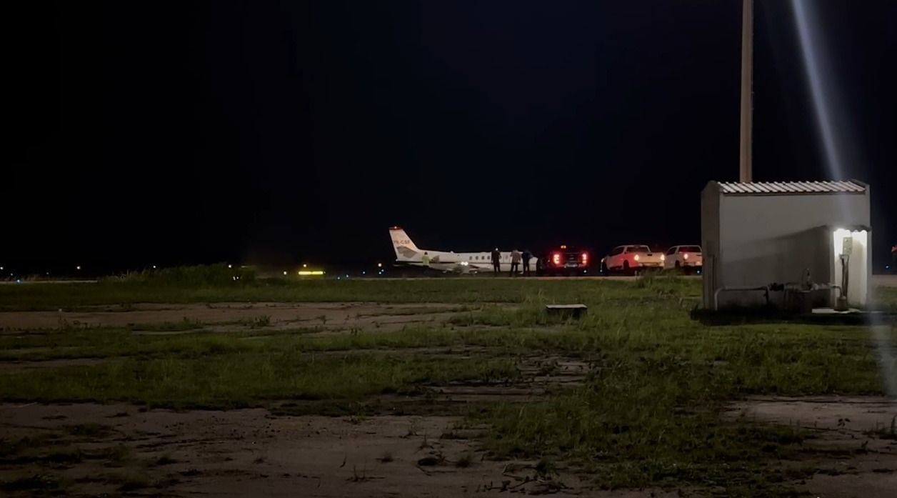O avião em que o ex-presidente Jair Bolsonaro vai para Brasília