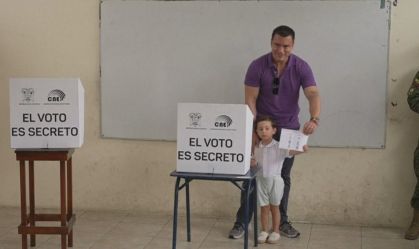 Daniel Noboa vota no segundo turno das eleições no Equador
