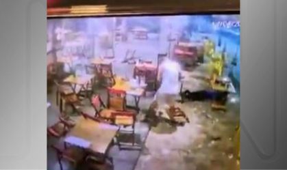 Vídeo: PM é preso após disparar tiros dentro de bar na Bahia