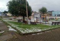 Chuva de granizo deixa paisagem branca em cidade da Serra Gaúcha