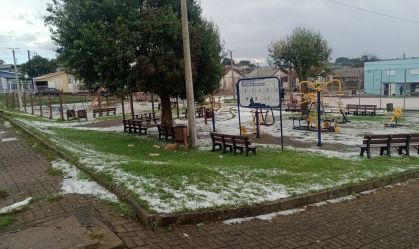 Chuva de granizo deixa paisagem branca em cidade da Serra Gaúcha