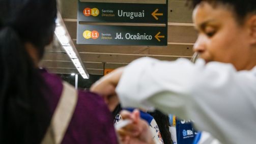 Profissional aplica vacina em estação de metrô no Rio