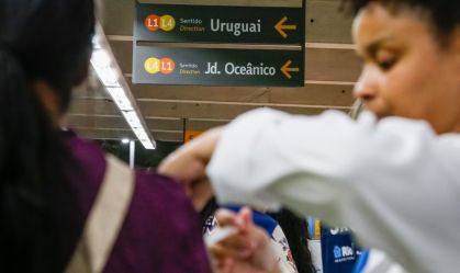 Profissional aplica vacina em estação de metrô no Rio
