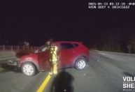 Policiais escapam de atropelamento por pouco na Flórida; veja vídeo