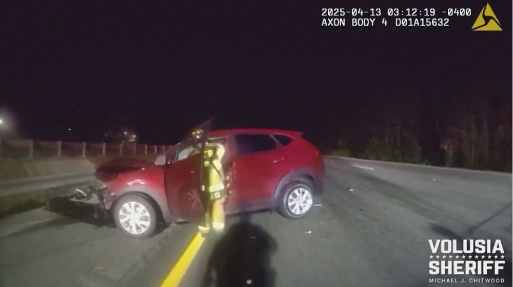 Policiais escapam de atropelamento por pouco na Flórida; veja vídeo | CNN Brasil