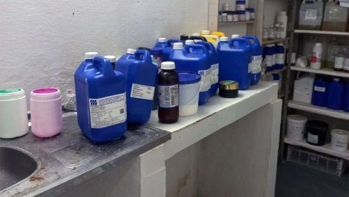 Materiais apreendidos em fábrica de cosméticos clandestina