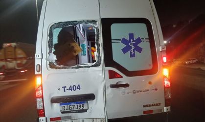 Ambulância danificada após ser atingida pela moto