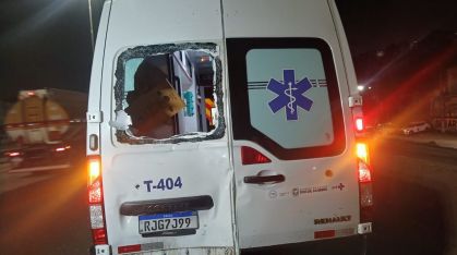 Ambulância danificada após ser atingida pela moto