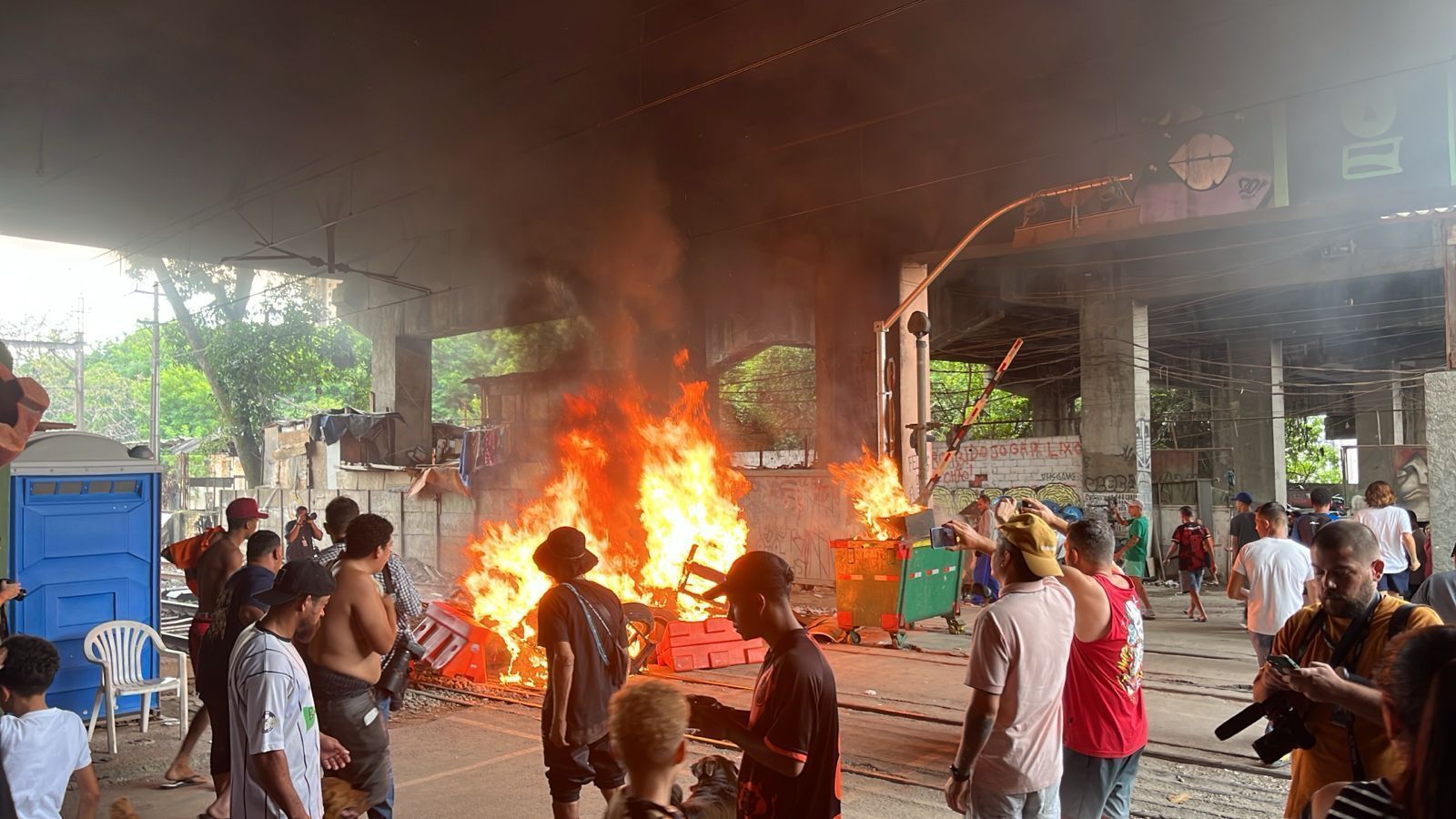 Imagem de destaque do post: Vídeo: moradores da Favela do Moinho fazem protesto contra operações da PM
