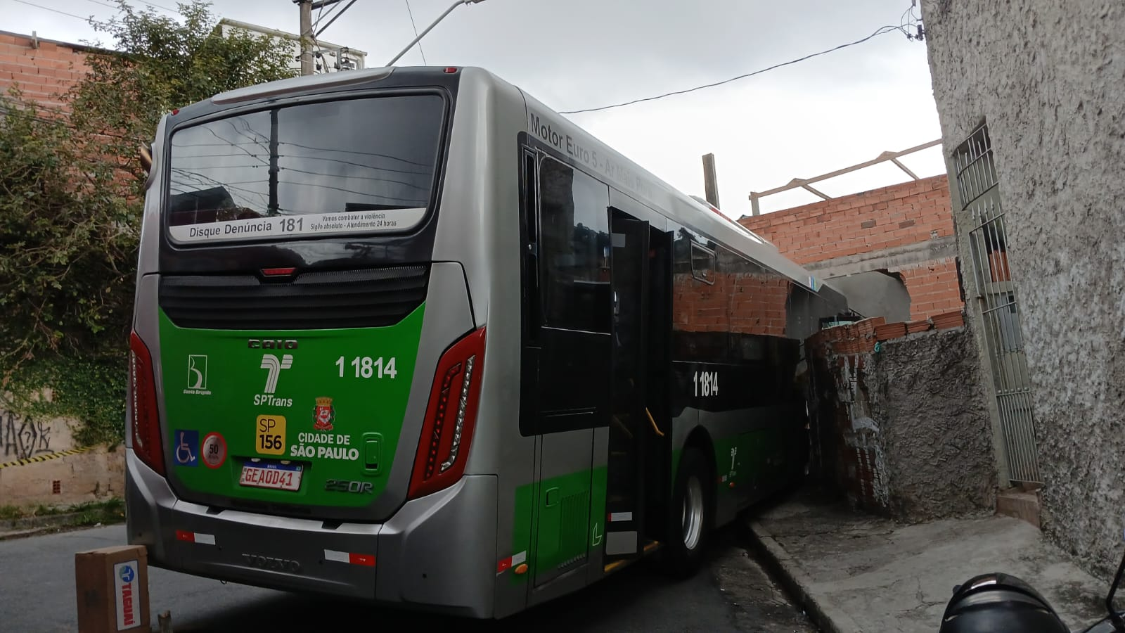 Ônibus bateu em duas casas • Crédito: Defesa Civil SP
