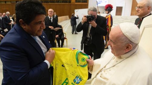 Ednaldo rodrigues, presidente da CBF, entrega camisa da Seleção Brasileira ao papa Francisco
