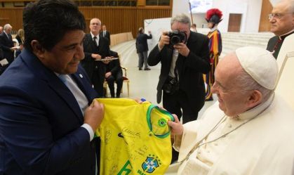 Ednaldo rodrigues, presidente da CBF, entrega camisa da Seleção Brasileira ao papa Francisco