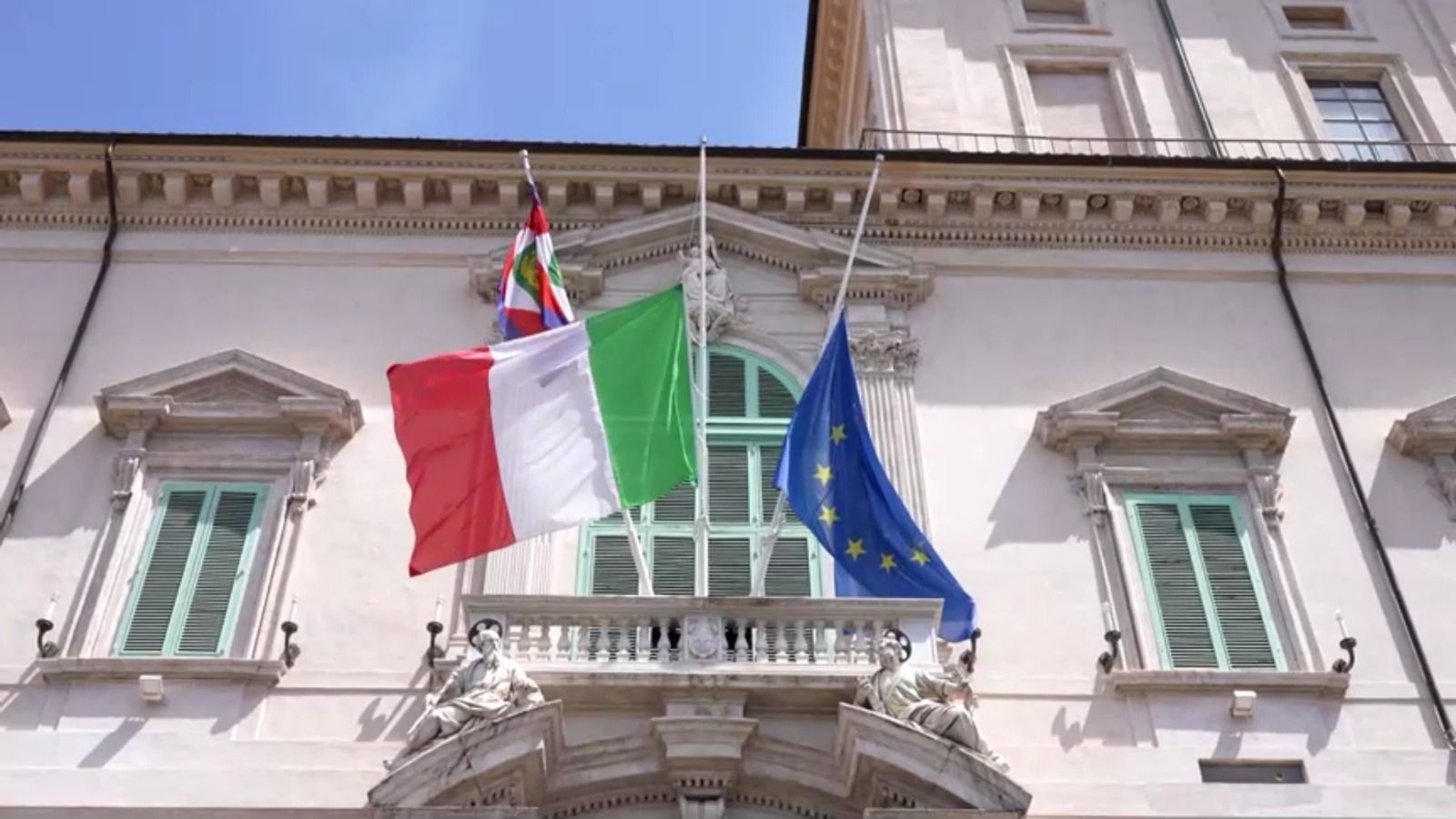 Bandeiras a meio mastro em Roma após morte do Papa